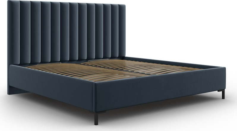 Tmavě modrá čalouněná dvoulůžková postel s úložným prostorem s roštem 140x200 cm Casey – Mazzini Beds Mazzini Beds